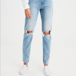 Trendy American Eagle Ripped Mom Jeans Size 10